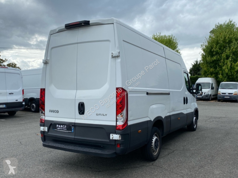 Véhicule utilitaire Iveco 35S14 V12