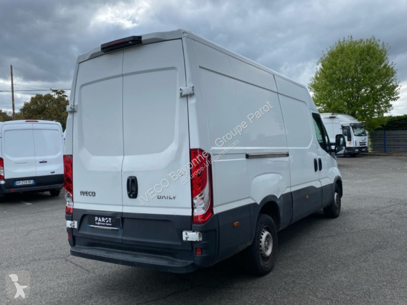 Véhicule utilitaire Iveco 35S14 SV12