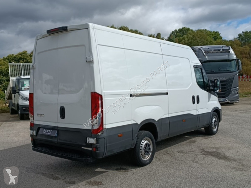 Véhicule utilitaire Iveco 35S14 SV V12