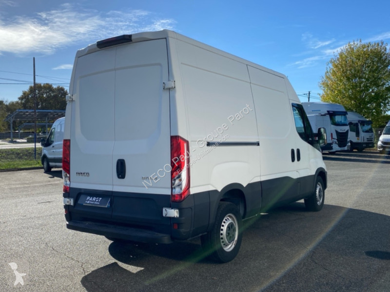 Véhicule utilitaire Iveco 35S12 V11
