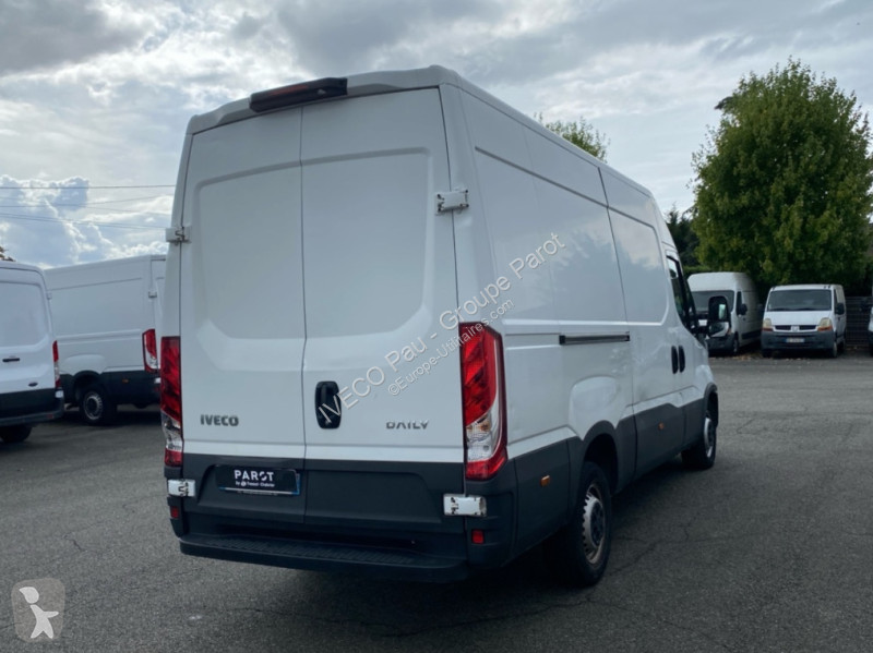 Véhicule utilitaire Iveco 35S14H V12