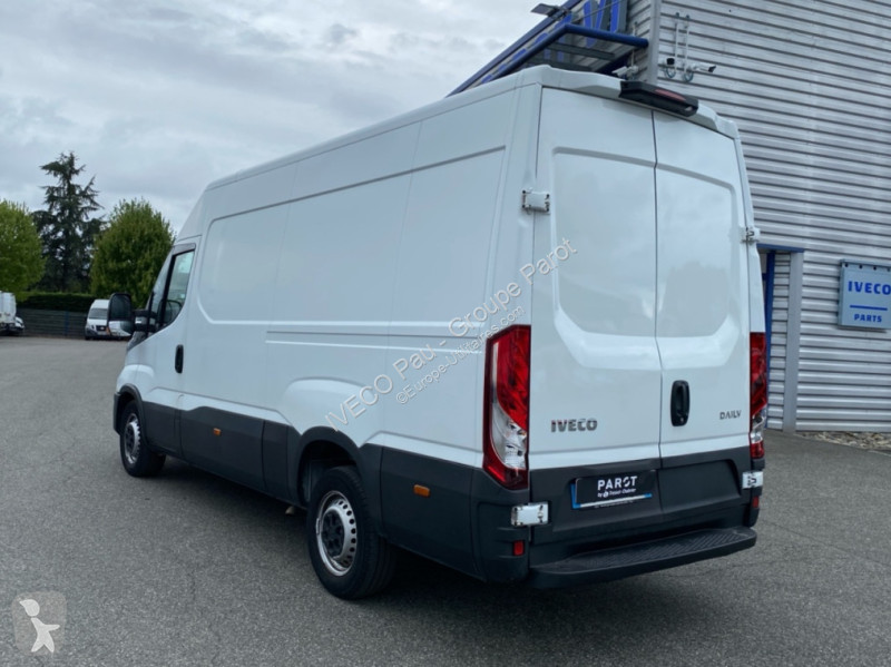 Véhicule utilitaire Iveco 35S14 V12