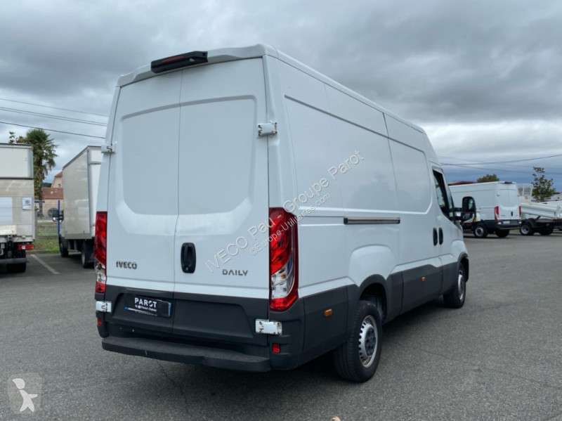 Véhicule utilitaire Iveco 35S14 V12