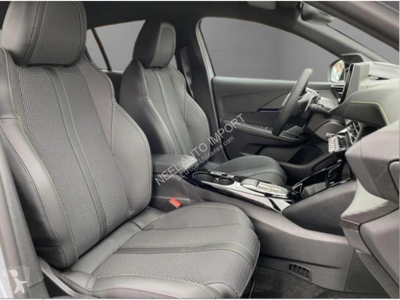Véhicule utilitaire Peugeot 208 GT 1.2i Hybrid...