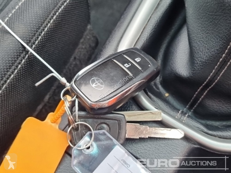 Véhicule utilitaire Toyota Hilux Invincible