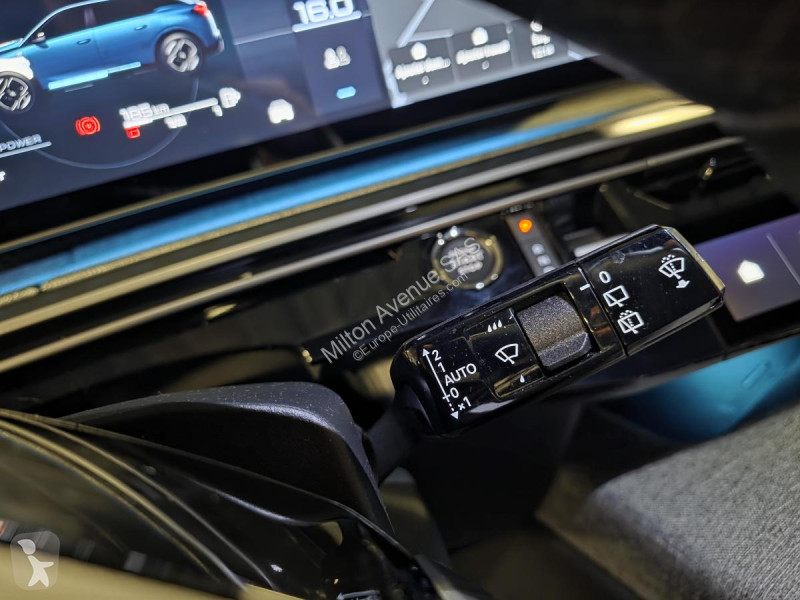 عربة نفعية Peugeot 5008 1.2i Hybrid -136 - BV...