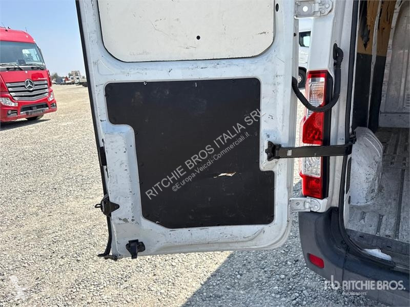 Комерційні автомобілі Renault 125DCI Cargo Van