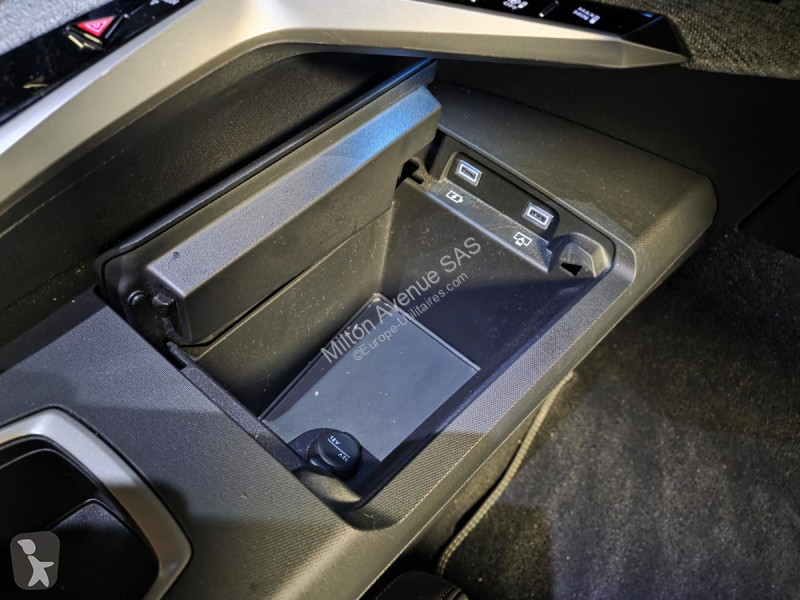 Véhicule utilitaire Peugeot 3008 1.2i Hybrid...