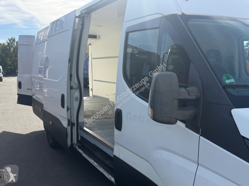 Véhicule utilitaire Iveco 35s15 Carrier Xarios...
