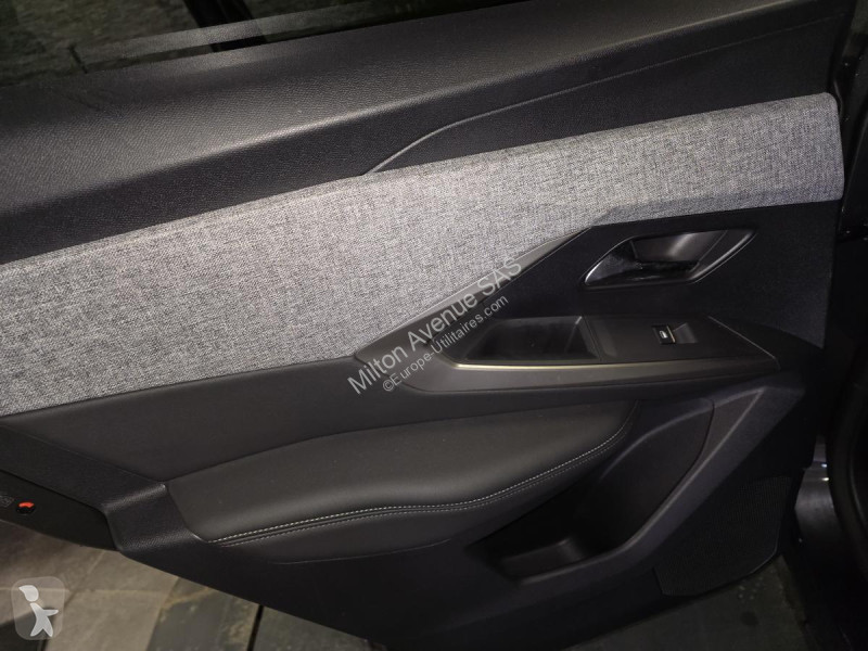Véhicule utilitaire Peugeot 3008 1.2i Hybrid...