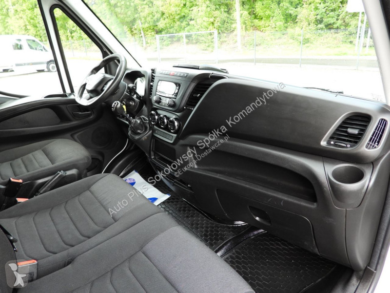 Véhicule utilitaire Iveco 50C18 DAILY