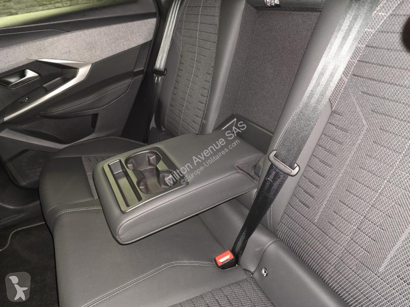 Véhicule utilitaire Peugeot 3008 1.2i Hybrid...