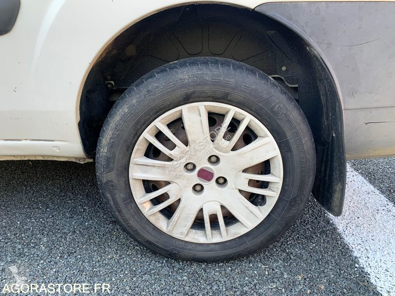Véhicule utilitaire Fiat DOBLO