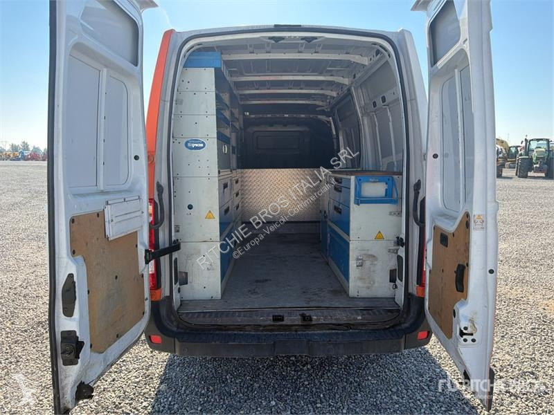 Furgoneta Nissan Cargo Van