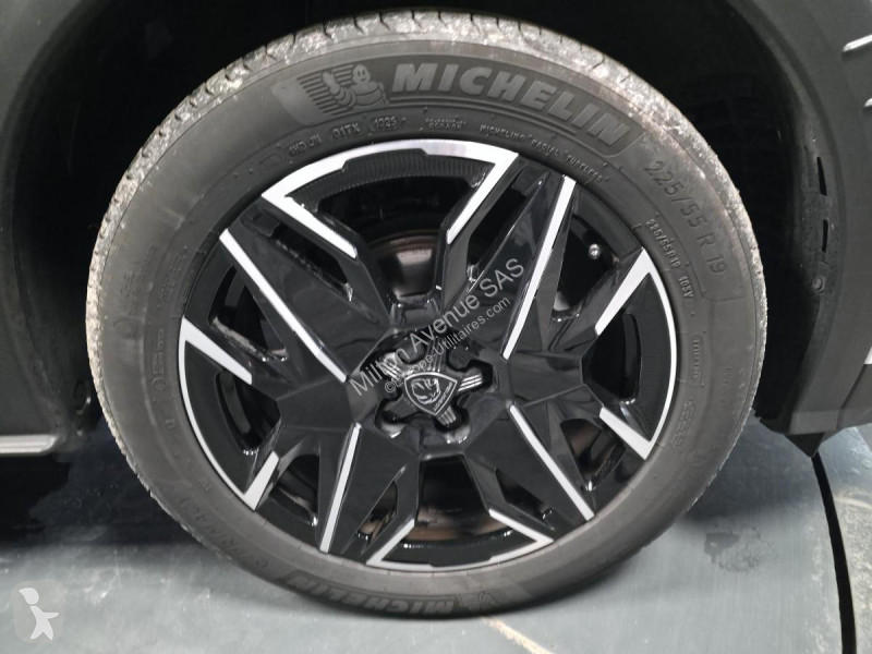 Samochód dostawczy Peugeot 3008 1.2i Hybrid...