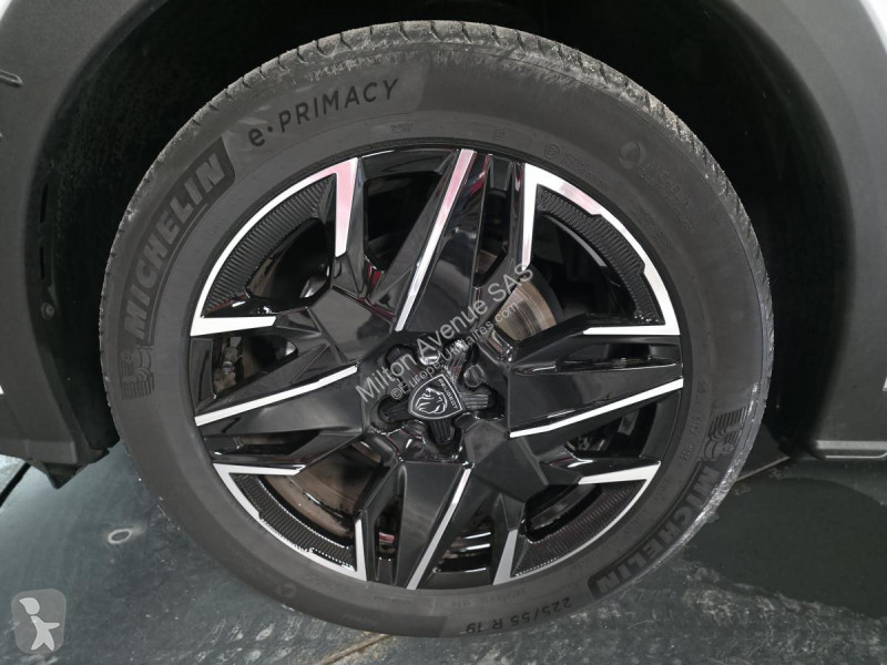 Samochód dostawczy Peugeot 3008 1.2i Hybrid...