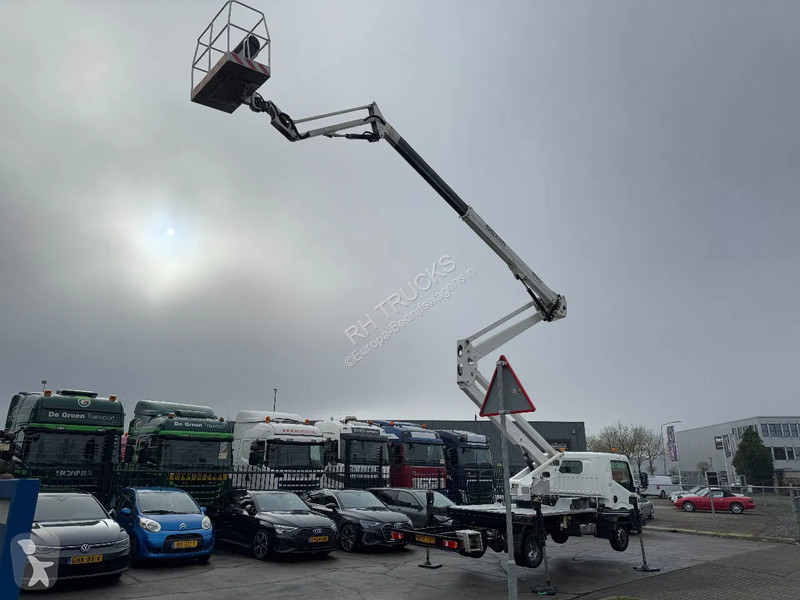 Véhicule utilitaire Nissan 35.12 + ISOLI 21...