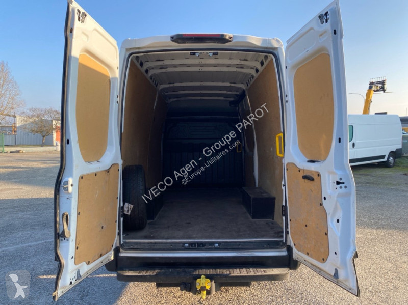 Véhicule utilitaire Iveco 35S14 V12