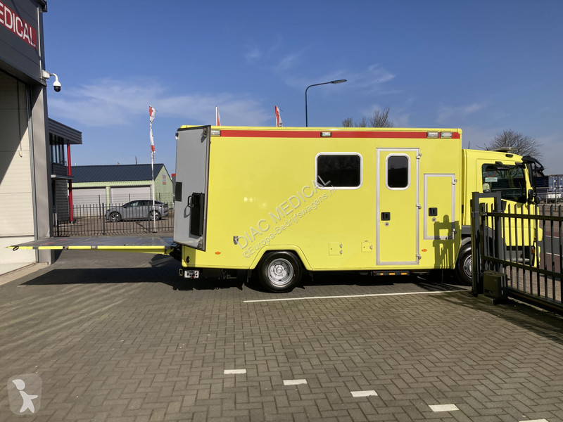 Véhicule utilitaire Mercedes Ambulance...