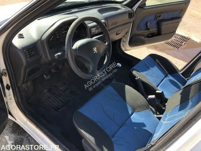 Véhicule utilitaire Peugeot 106