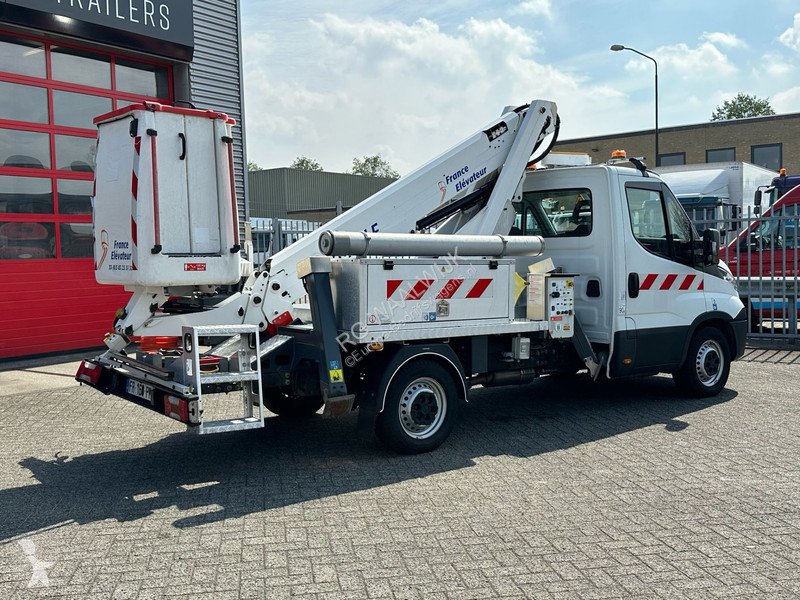 Véhicule utilitaire Iveco 35S14 APK 10-07-2026...