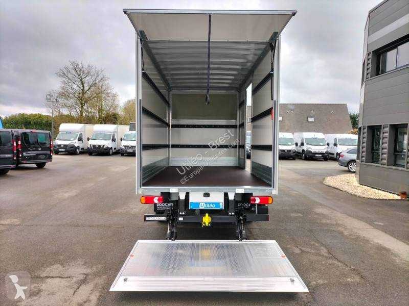 Véhicule utilitaire Nissan