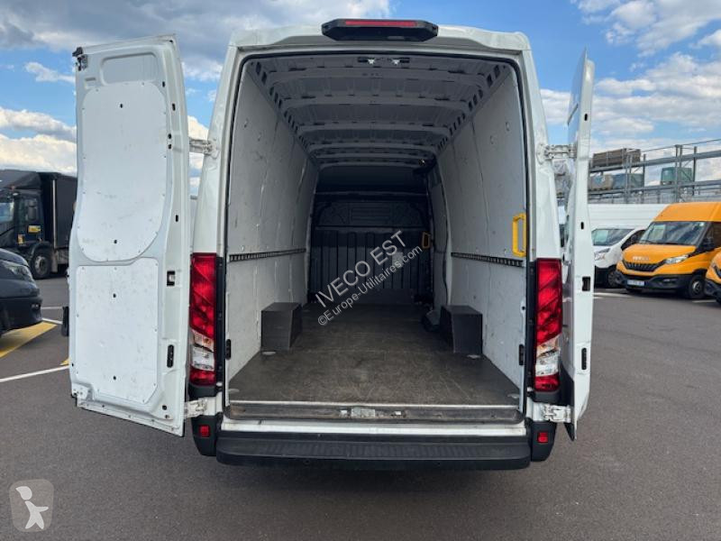 Véhicule utilitaire Iveco 35S Fg 35S18H V16...