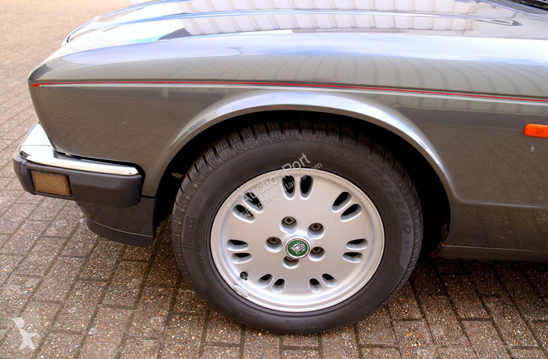 Véhicule utilitaire Jaguar XJ-12