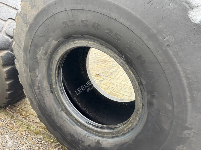 Samochód dostawczy Michelin 23.5R25 used tires...