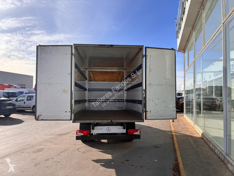 عربة نفعية Mercedes 514 20m3 con puertas traseras