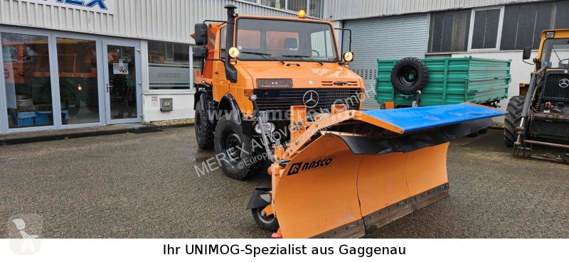 Veicolo per la pulizia delle strade Unimog U1400