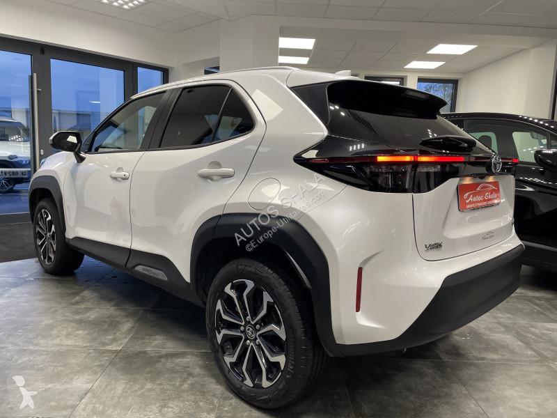 Samochód dostawczy Toyota YARIS CROSS 116H...