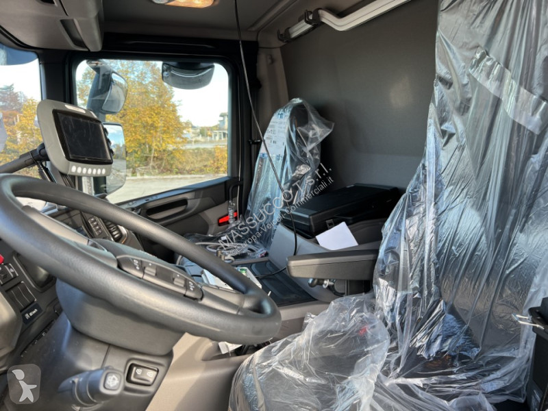 Samochód dostawczy Scania P500 XT 8X4