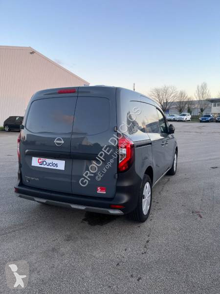 عربة نفعية Nissan