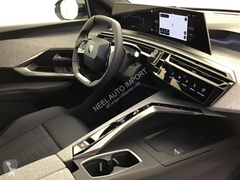 Véhicule utilitaire Peugeot 5008 1.2i Hybrid...