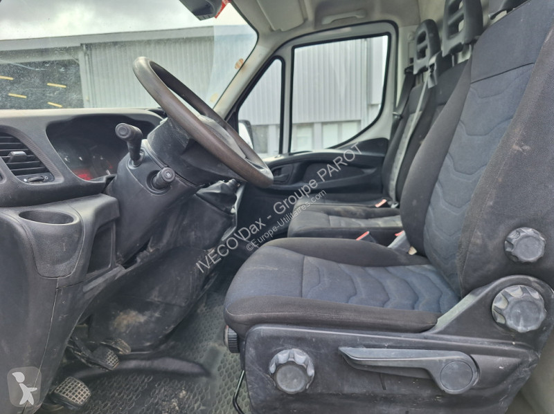 Véhicule utilitaire Iveco 35S14H V12