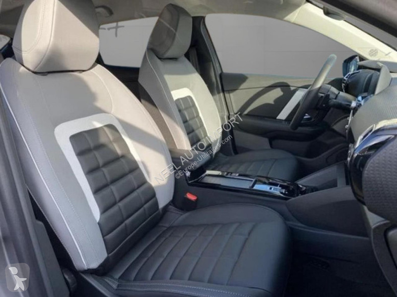 Véhicule utilitaire Citroën C4 1.2i Hybride...