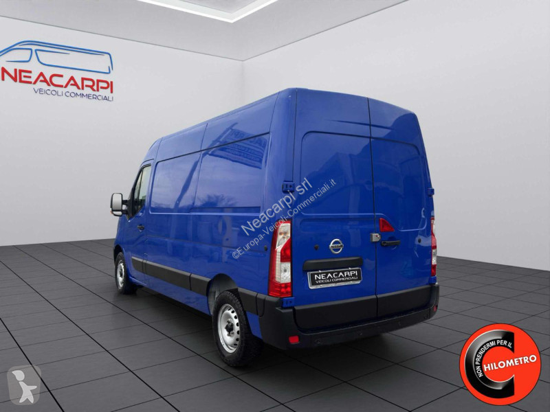 عربة نفعية Nissan