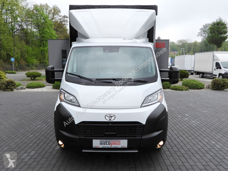عربة نفعية Toyota MAX