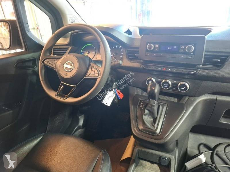 عربة نفعية Nissan