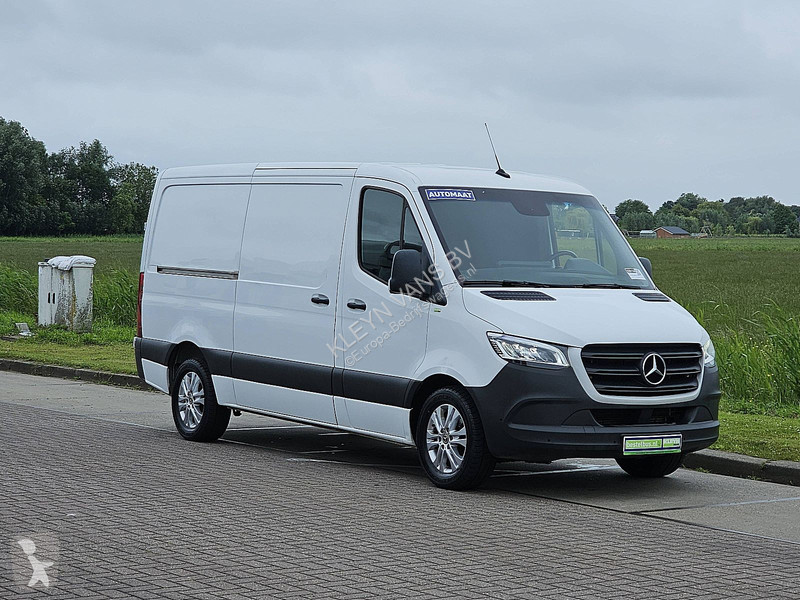 Лекотоварен автомобил Mercedes 319 L2H1 V6 LED...