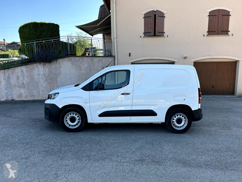 Véhicule utilitaire Peugeot Standard 1000KG 1.5...