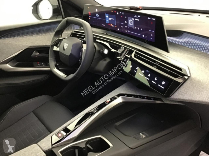Véhicule utilitaire Peugeot 3008 III 1.2i...
