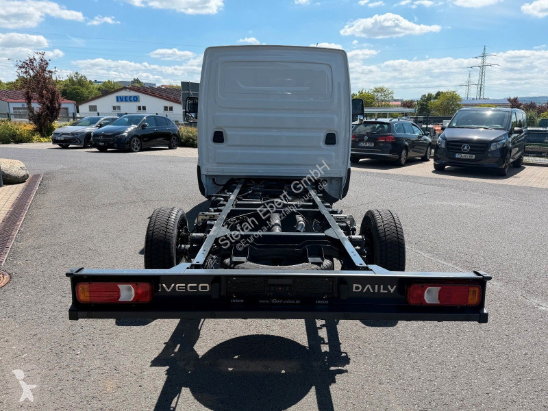 Véhicule utilitaire Iveco 35S16 HA8...