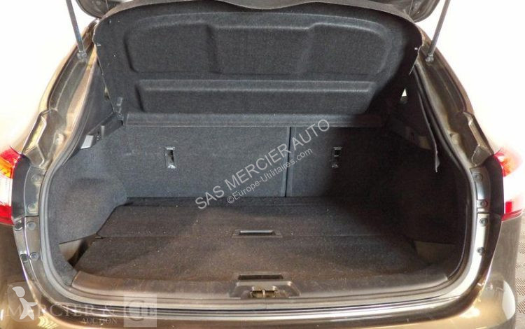 عربة نفعية Nissan