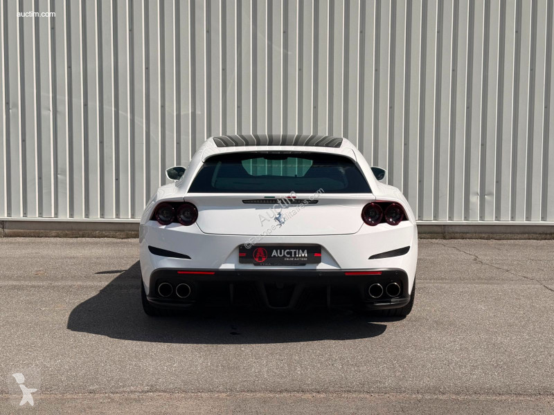 Samochód dostawczy Ferrari gtc 4
