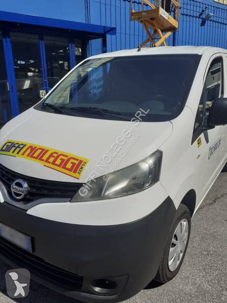 عربة نفعية Nissan