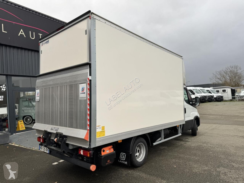 Véhicule utilitaire Iveco 35c16