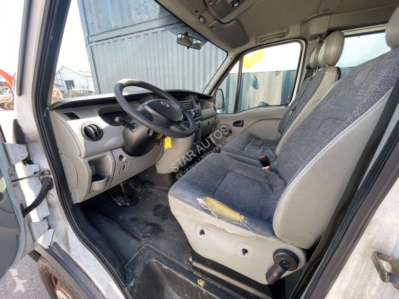 عربة نفعية Nissan
