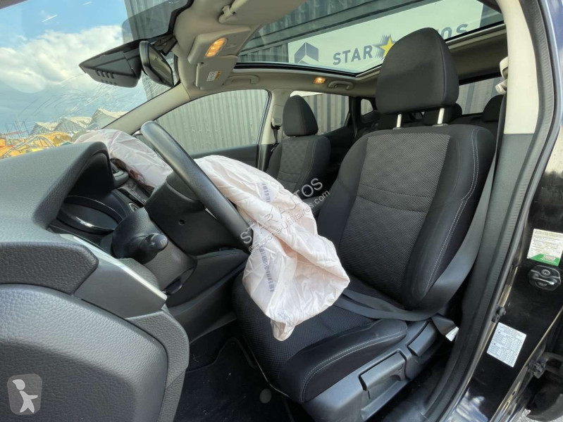 عربة نفعية Nissan